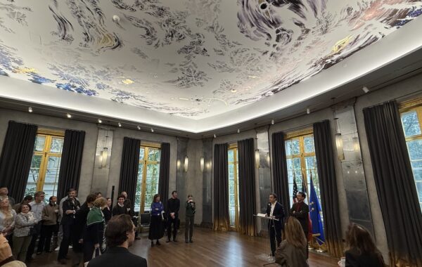 En Nueva York, el techo del salón de baile de Villa Albertine se abre al cosmos