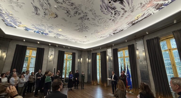 En Nueva York, el techo del salón de baile de Villa Albertine se abre al cosmos