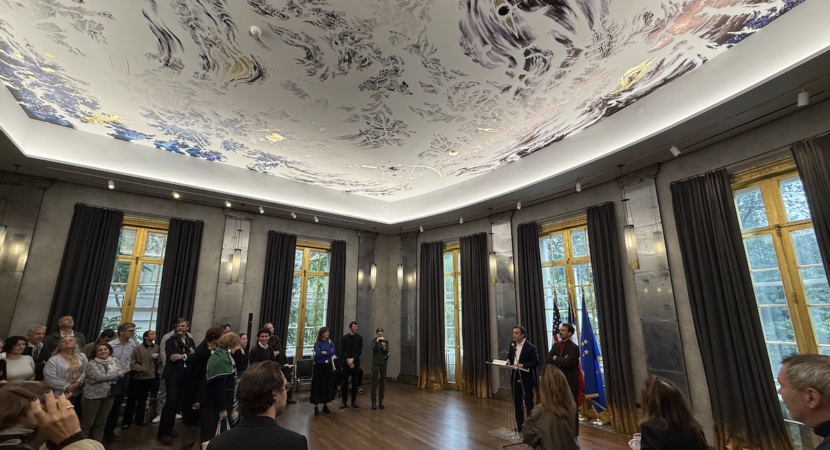 En Nueva York, el techo del salón de baile de Villa Albertine se abre al cosmos