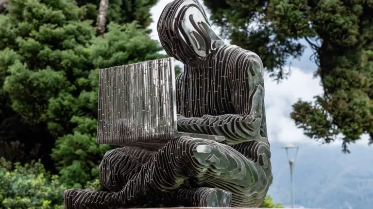 Viena inaugura una estatua de Satoshi en homenaje a Bitcoin